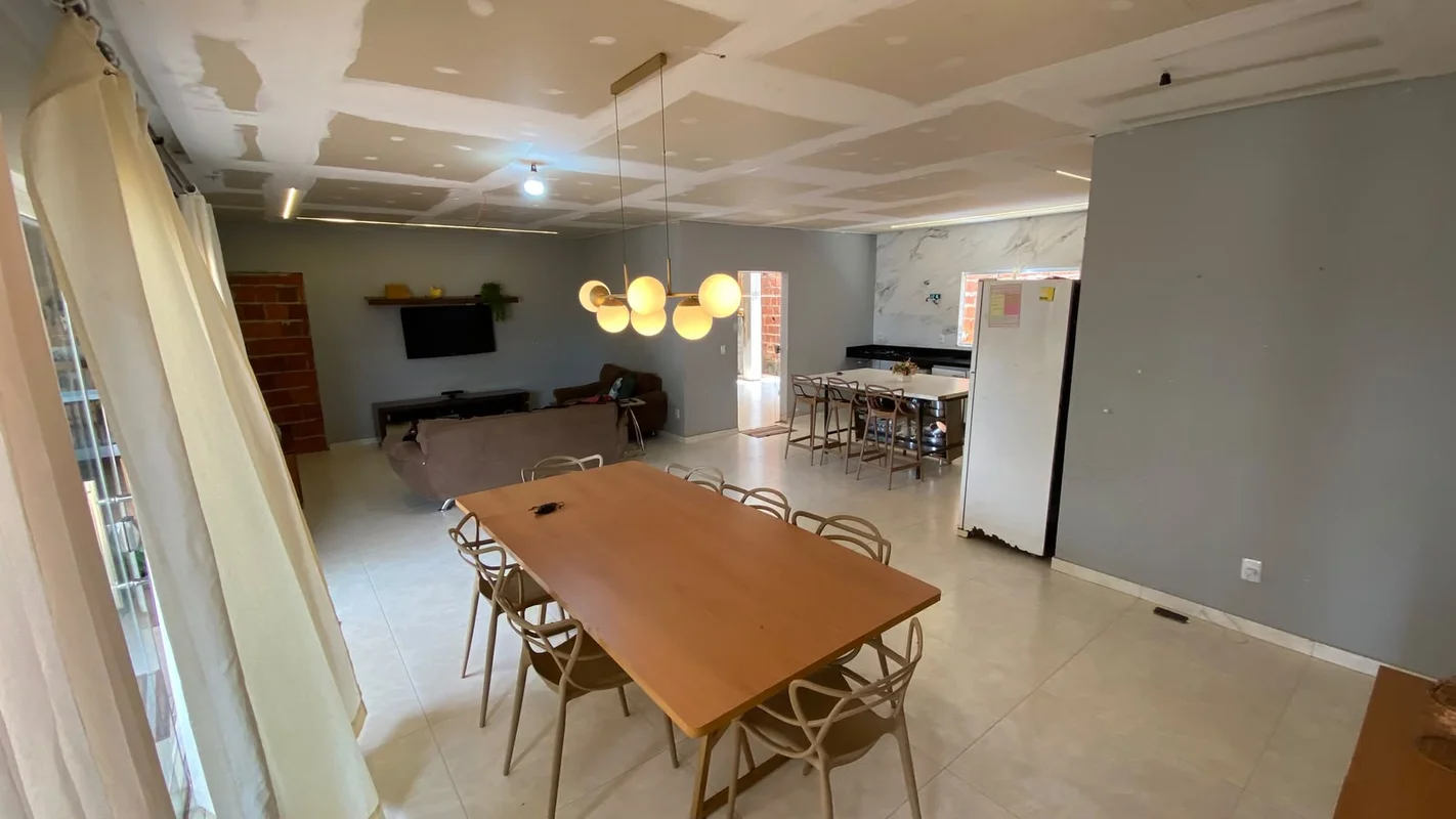 CASA À VENDA — GLEBA 4, INCRA 9Casa localizada em condomínio fechado na Gleba 4,...