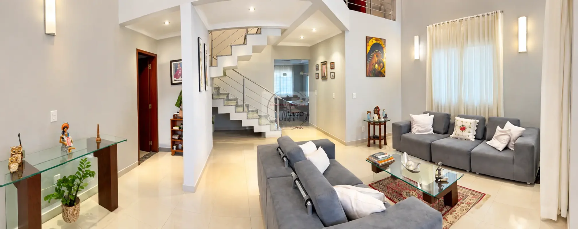 ÓTIMA CASA COM LOCALIZAÇÃO PRIVILEGIADA EM ÁGUAS CLARASDescubra esta elegante ca...