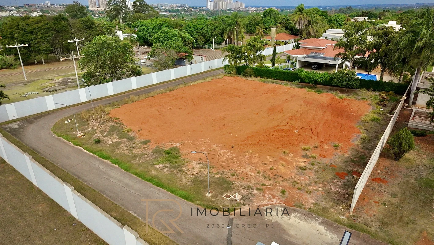 TRG IMOBILIÁRIA VENDELote de 2.500 m² em condomínio de alto padrãoUma oportunida...