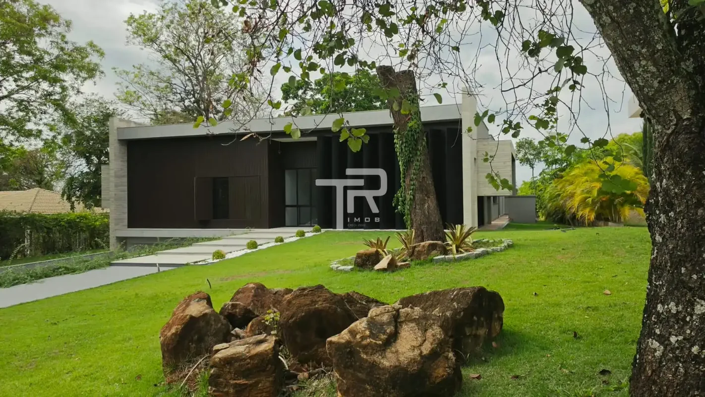 LINDA CASA TÉRREA RECÉM CONSTRUÍDA NO ALDEIA DO VALE Localizada em uma área estr...