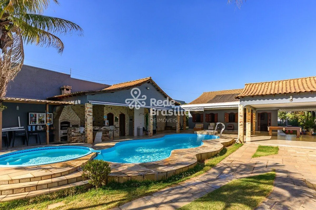 Sua casa dos sonhos te espera e ela tem piscina, área gourmet e a vibe de um res...