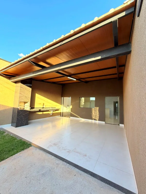 Casa com 3 quartos, sendo 1 suíte, banheiro social, sala ampla contendo pé-direi...