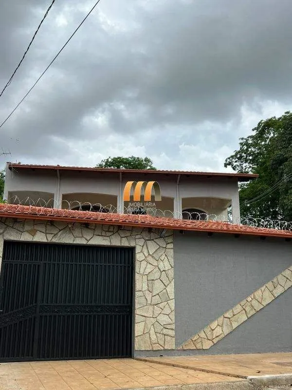 Casa residencial para aluguel no bairro Vila Góis, em Anápolis-GO. Com 230 m² de...