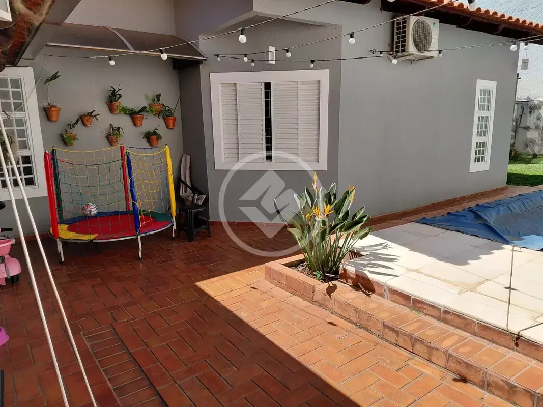 VENDO CASA TÃ?RREA, LOTE COM 500 Mt2, 268 Mts2 de construÃ§Ã£o com 4 Quartos, se...