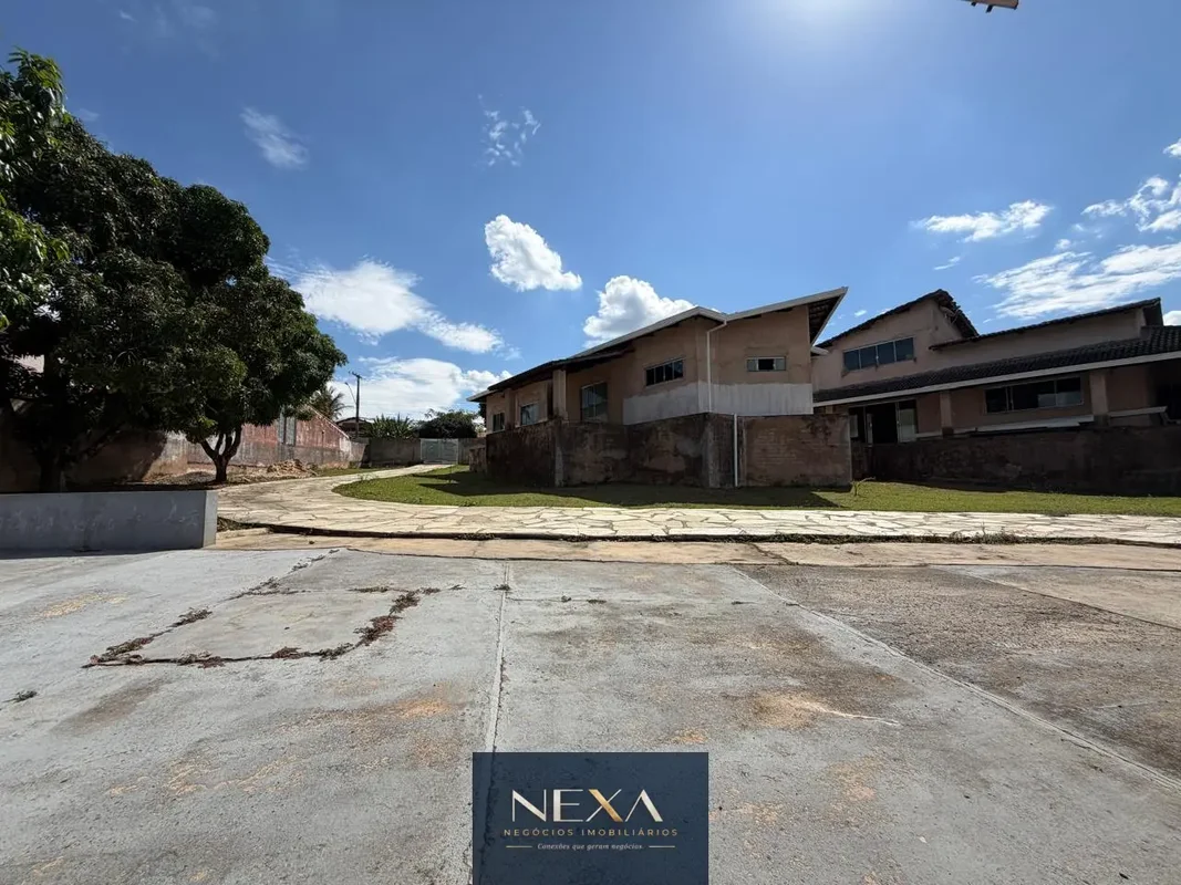Imagine morar em um LOTE com 2.400 M2 e uma casa espaçosa e moderna no Condomíni...