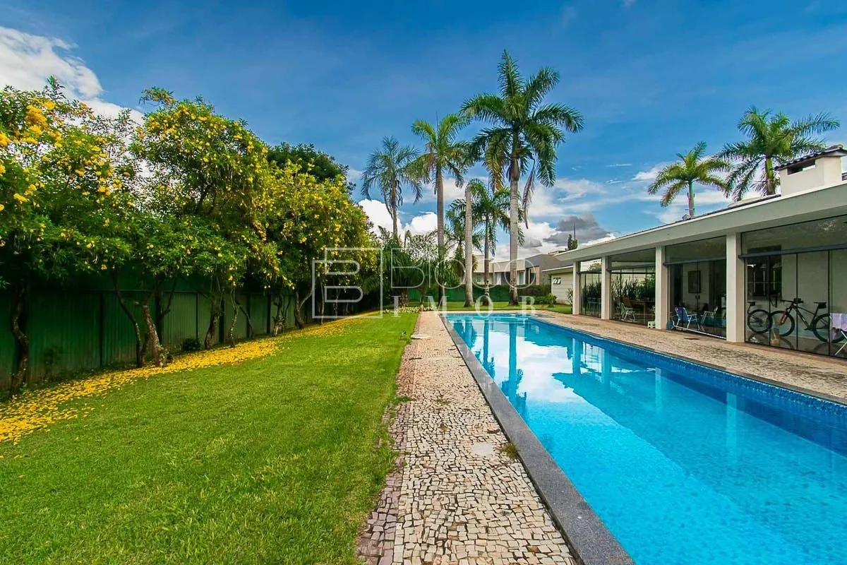 Uma casa cheia de estilo e personalidade Finalizada no ano 2000, segue moderna e...