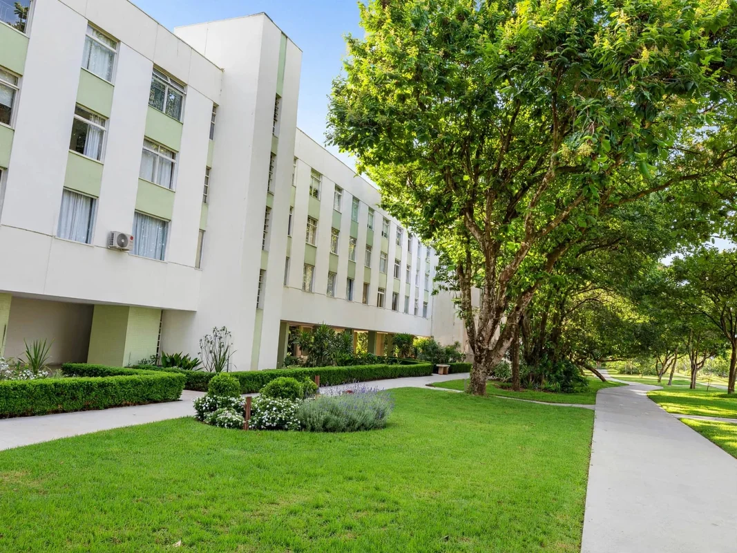 Descubra seu novo lar na exclusiva SQN 411 Asa Norte, Brasília. Este apartamento...
