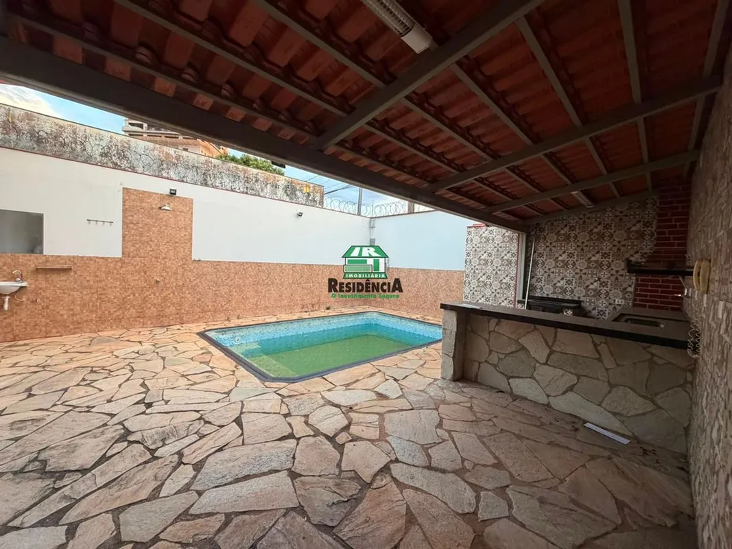 Área de 490,00m²Frente e fundo: 14,00 metros Laterais: 35,00 metrosCom as seguin...