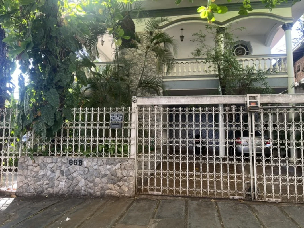 O sobrado no bairro Setor Marista tem 460 metros quadrados com 4 quartos sendo 2...