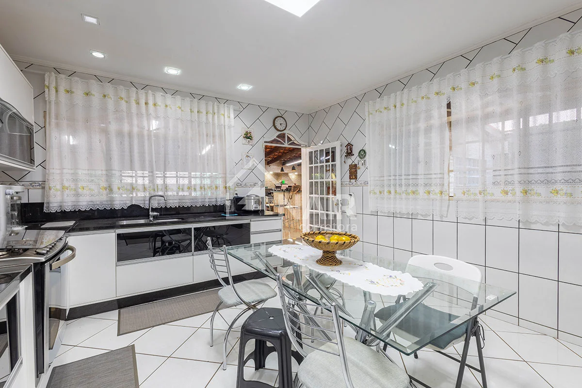 casa térrea, três quartos, duas suítes, terreno 800m²Aqui você encontra, espaço,...
