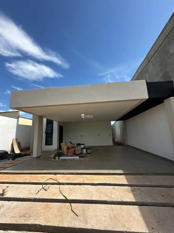 Casa no Residencial Villa Suíça (vista livre de frente para praça)Composta por:-...