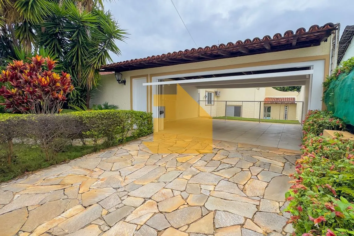 Lote: 800 m²Área verde: 400 m²Área construída: aproximadamente 600 m²Pavimento t...