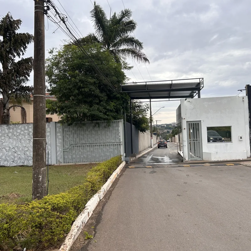 Casa com 3 quartos em condomínio fechado, com ótima localização, Jockey Club con...