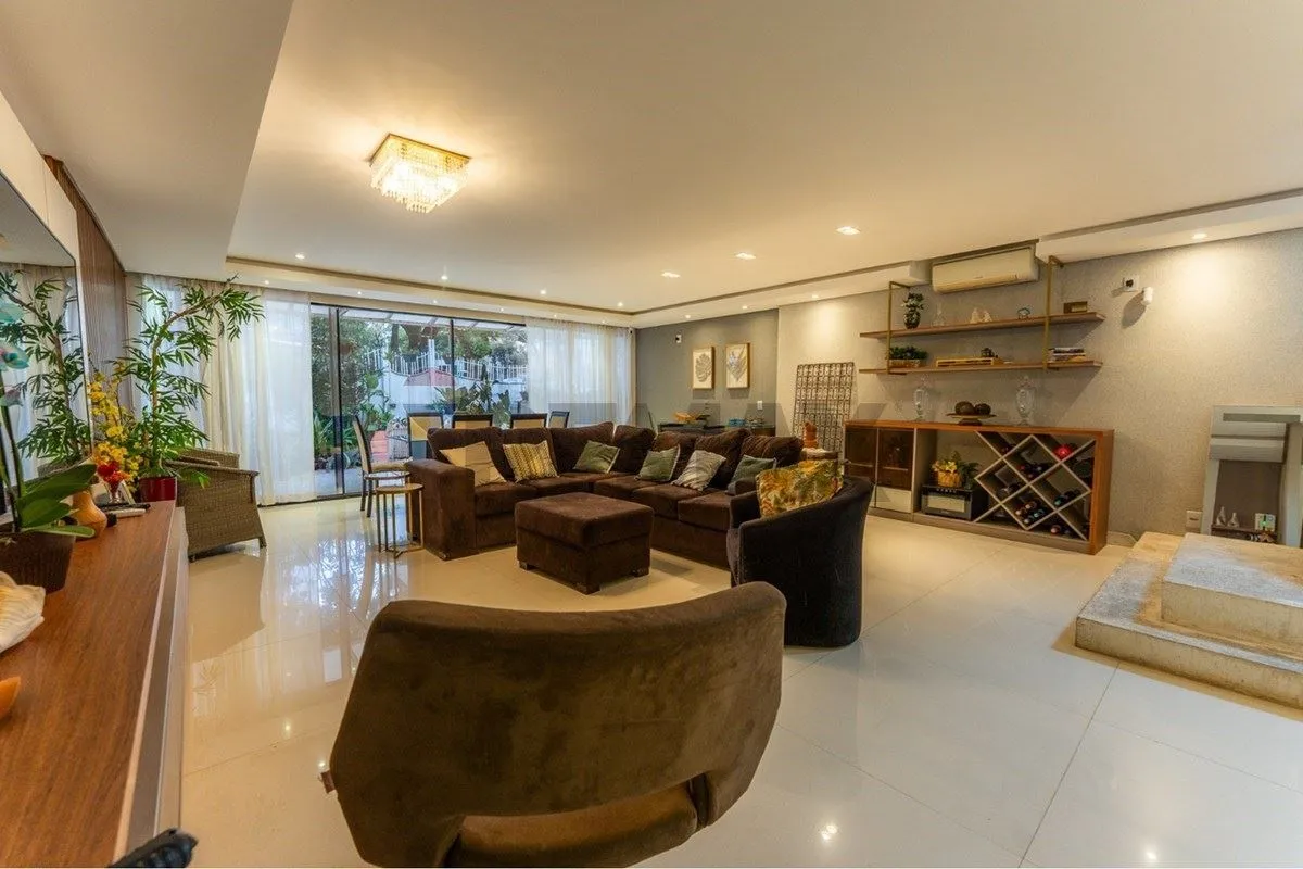 ACEITA FINANCIAMENTOCasa de Esquina com 404 m², 3 Pavimentos e Área Gourmet SHIG...