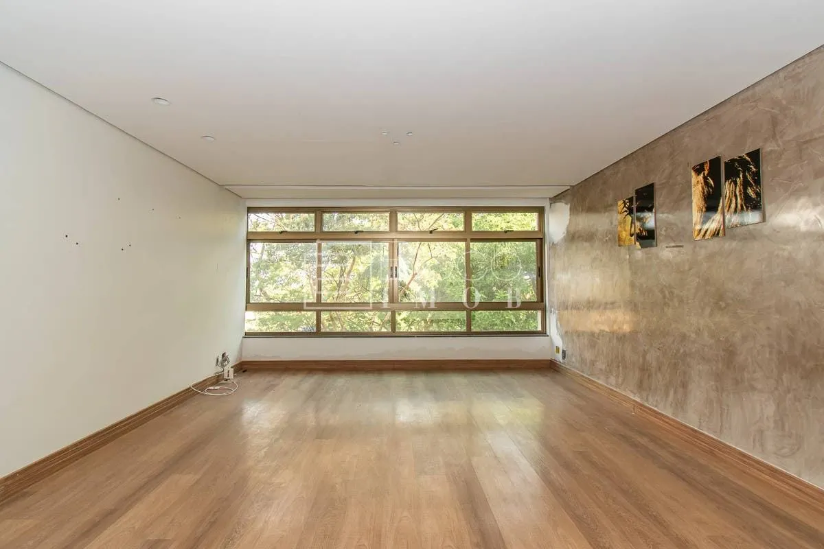 APARTAMENTO ANDAR ALTO VAZADO NASCENTE COM VISTA E POTENCIAL PARA NOVO LAYOUT.Sã...