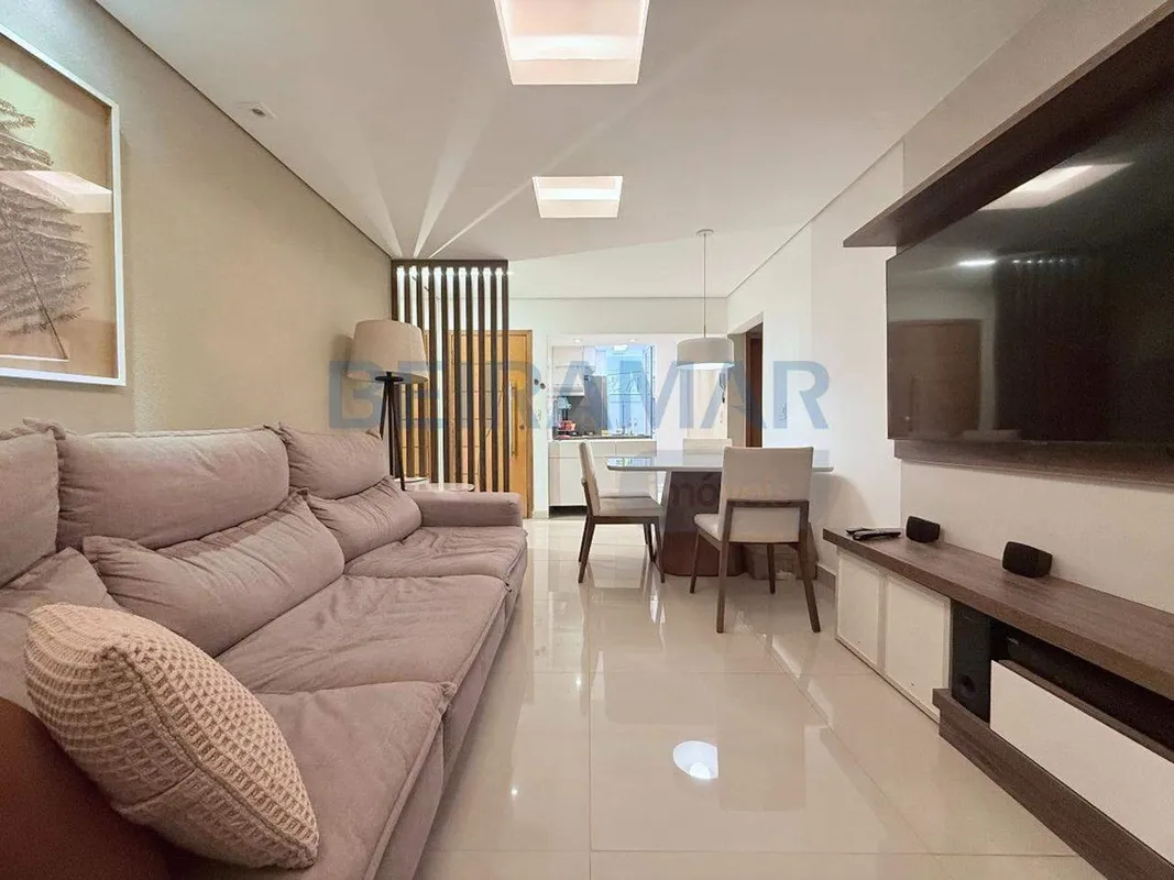 Apartamento reformado e totalmente mobiliado, com ambientes bem distribuídos, ex...