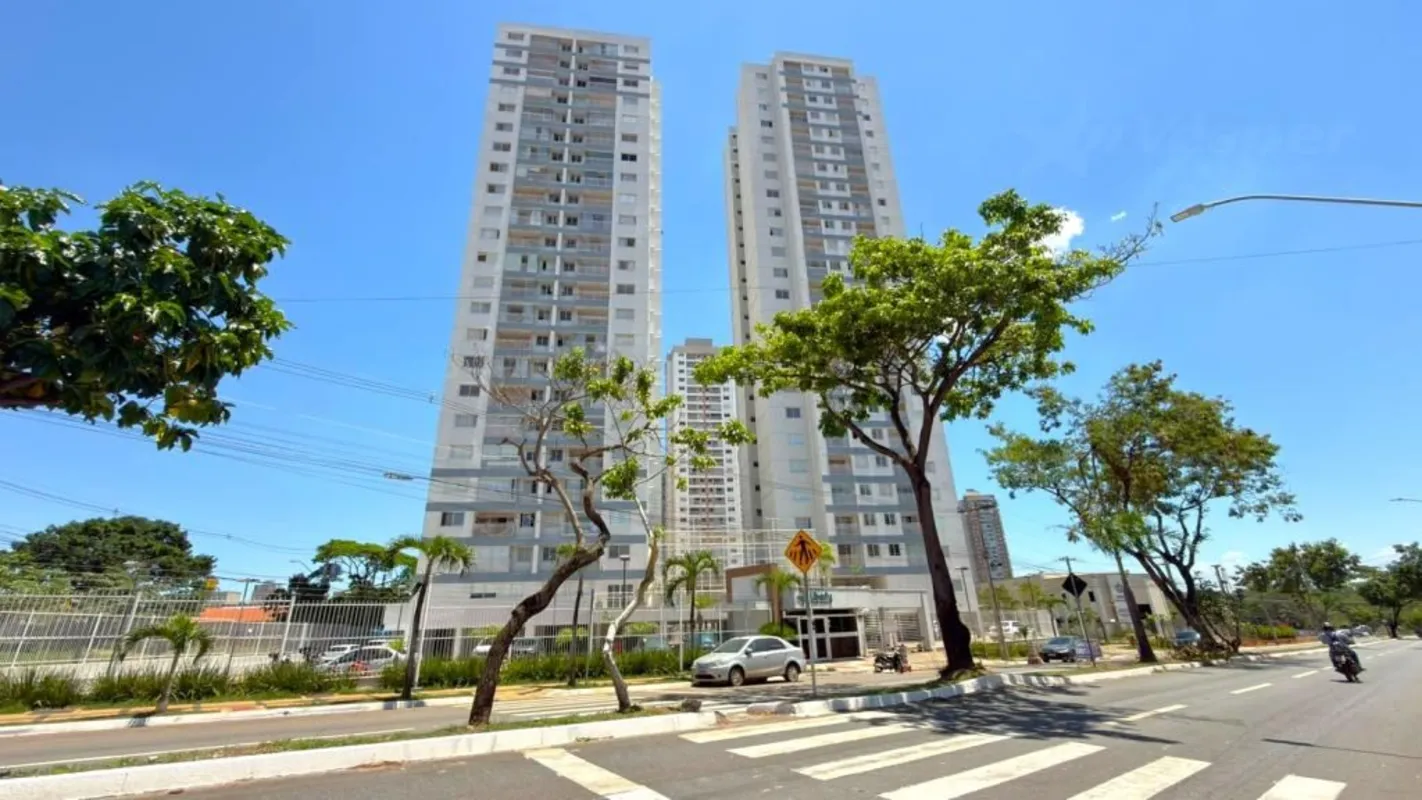 Apartamento 2 quartos com armários sendo uma suíte, sala de estar com sacada, co...