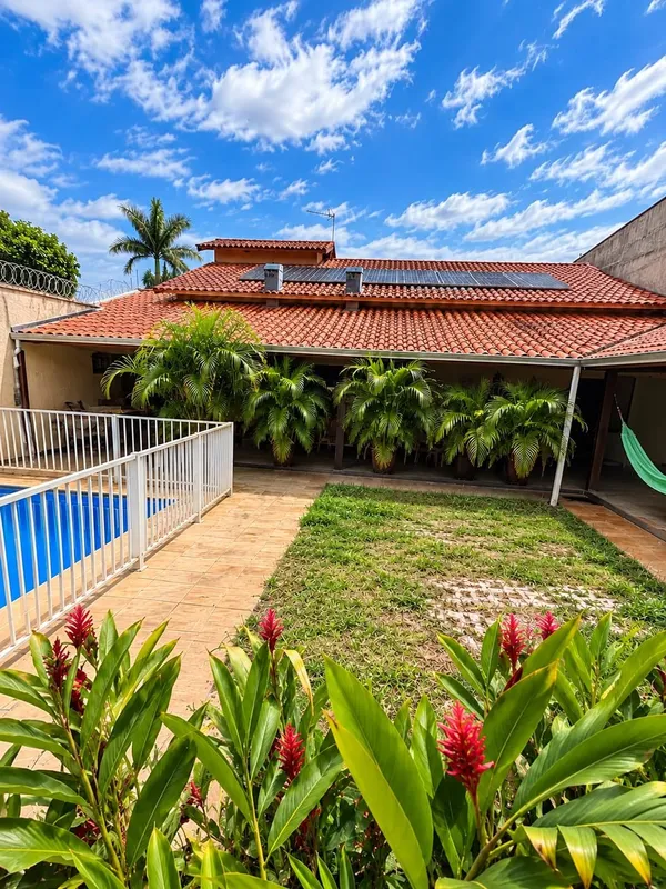 São 420 m² de terreno e 260 m² de área construída, com ambientes bem distribuído...