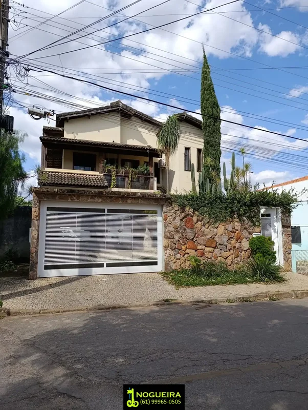 Descubra uma charmosa casa sobrado em uma localização privilegiada no Setor Lest...