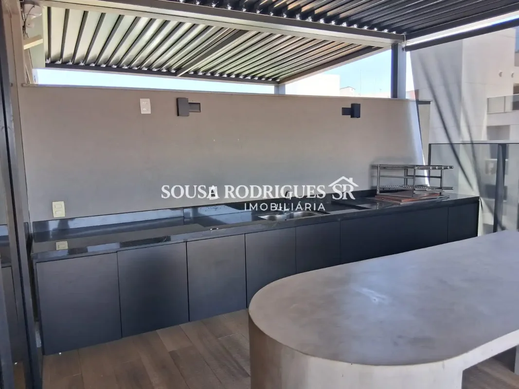 Imagine morar em uma cobertura duplex que combina amplitude, um projeto moderno ...