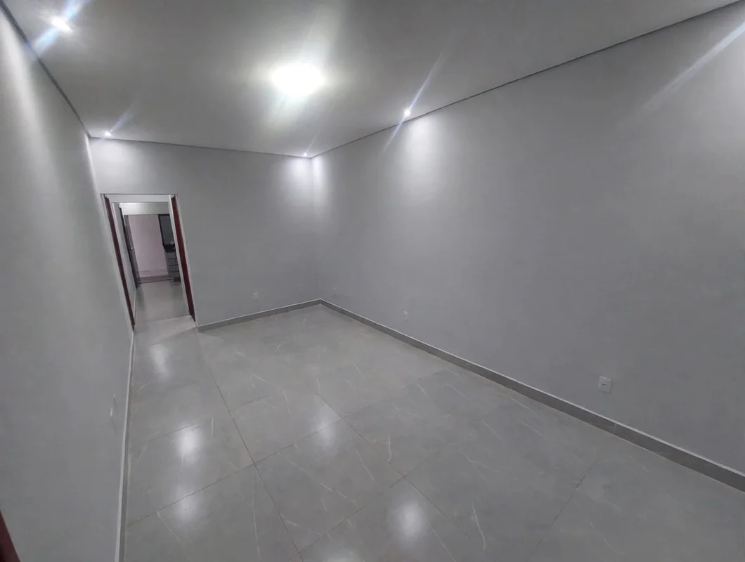 CASA REFORMADA NA QR 415 SAMAMBAIA NORTE SUPER VENTILADA E MUITO BEM DISTRIBUIDA...