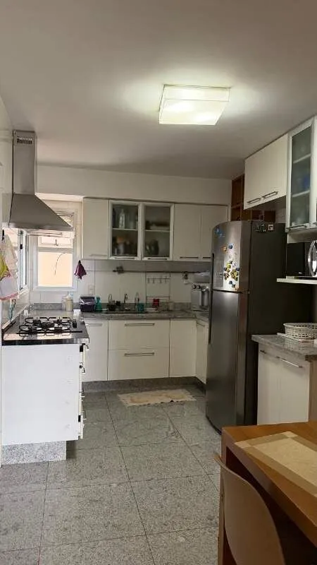 Um apartamento ideal para quem valoriza localização, comodidade e espaço. Caract...