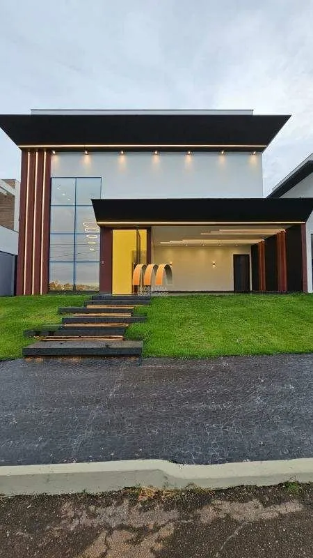More com conforto e exclusividade nesta casa residencial de 245 m² de área inter...