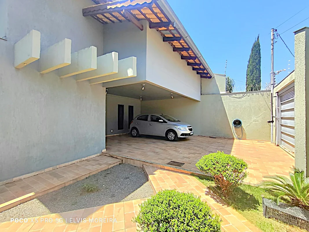 CASA À VENDA DE 3 QUARTOS, SENDO 1 SUÍTE, COM MÓVEIS PLANEJADOS, ÁREA DE LAZER C...