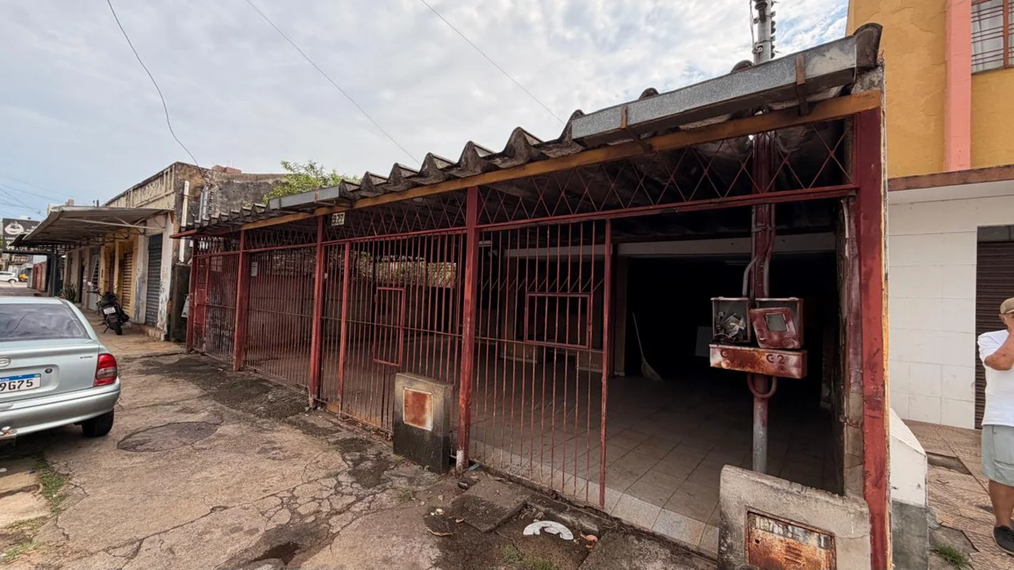 Lote no Setor Aeroporto (Norte Ferroviário) com casa, mas estamos considerando s...