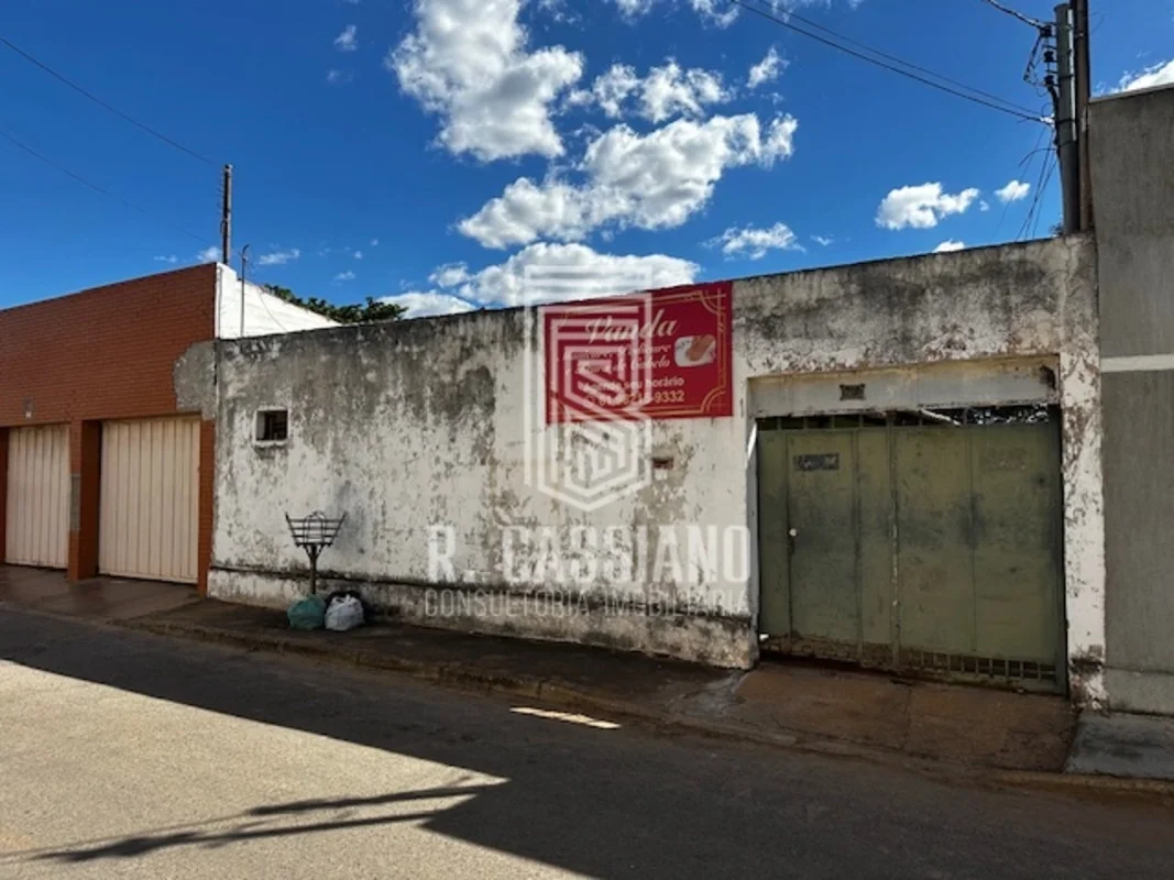 R. CASSIANO VENDE OTIMA OPORTUNIDADE NA QUADRA 8 DE SOBRADINHO, COMPOSTA POR:1º ...