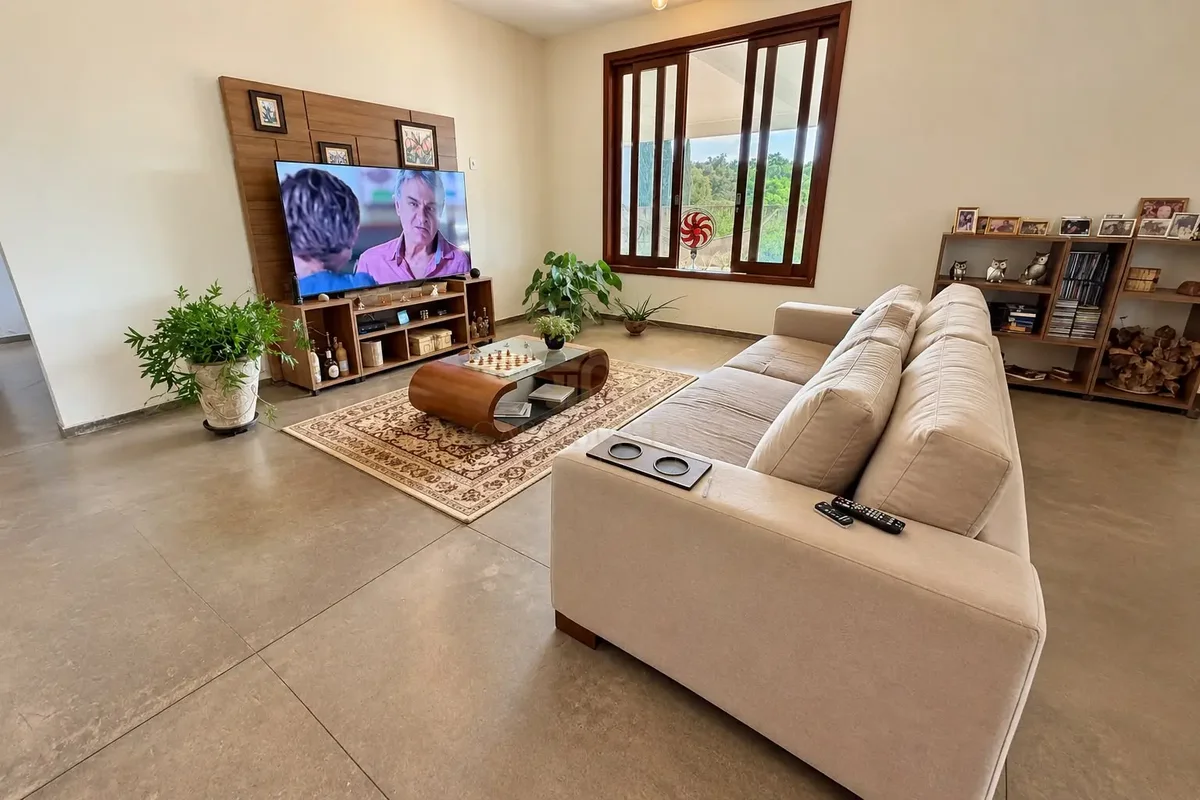 CASA ESCRITURADA À VENDA | JOCKEY, 4 QUARTOS, ÁREA GOURMET E LOTE DE 2.169 M²Cas...