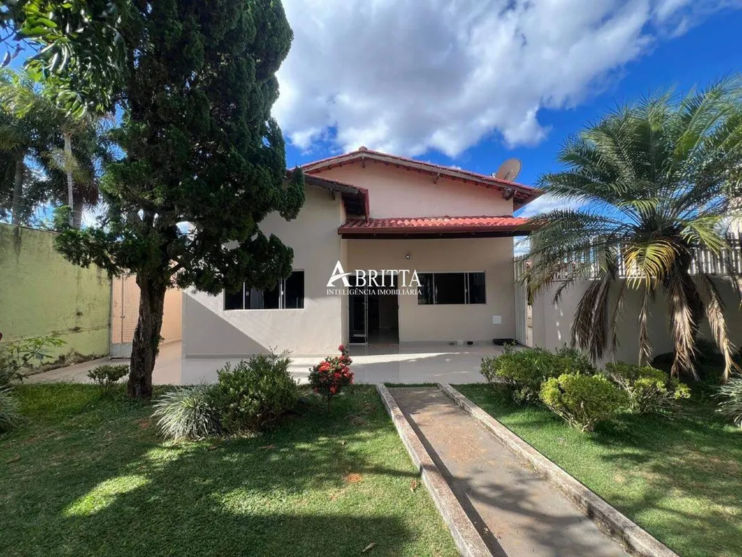Se você procura uma casa espaçosa, com excelente área de lazer e localização est...