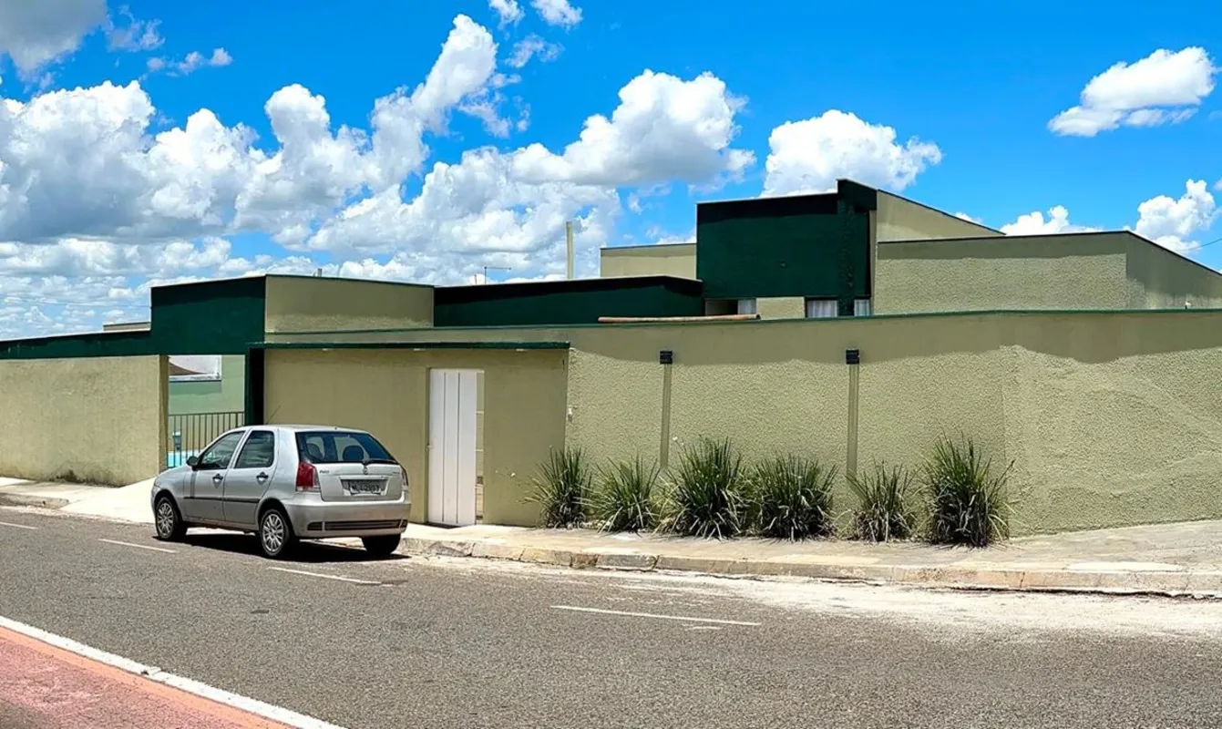? Amplo terreno, conforto e lazer privativo em uma localização privilegiada!Loca...
