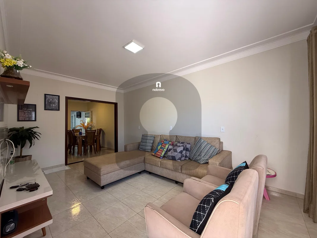 CASA COM PISCINA E ESPAÇO GOURMET NA QND 5 | 340 M² | TAGUATINGA NORTEExistem im...
