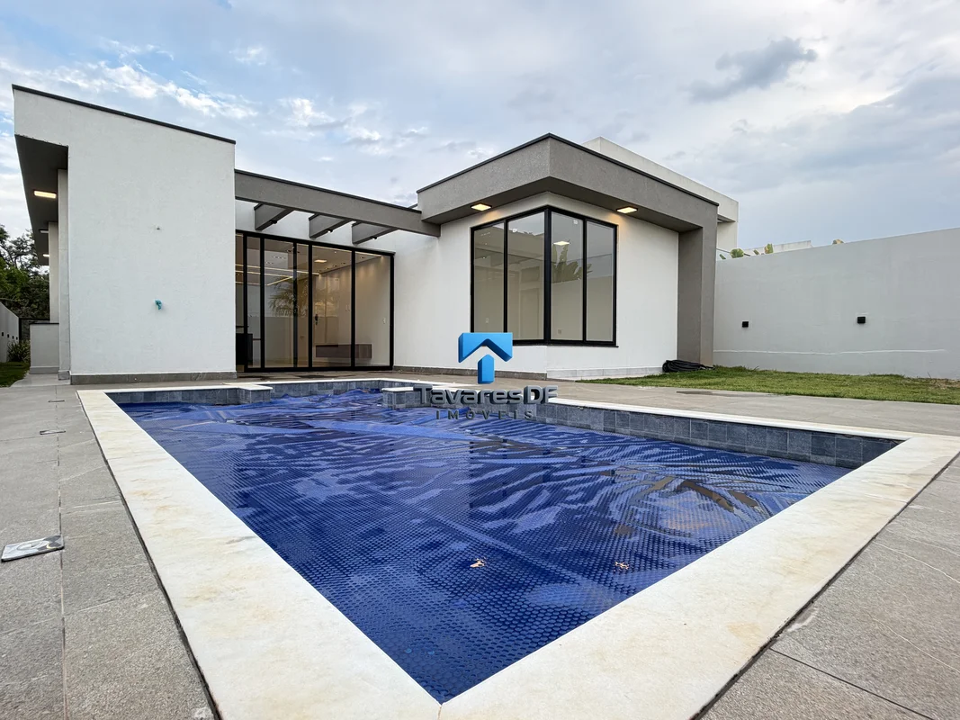 Tavares Imóveis vende DADOS GERAIS- Área do Terreno: 504m²;- Área Construída: 22...