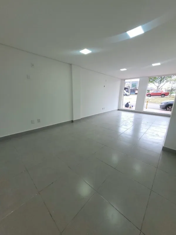 LOJA COM PORTÃO ELETRÔNICO E BANHEIRO, PRONTA PARA LOCAÇÃO(EM FRENTE AO CARTORIO...