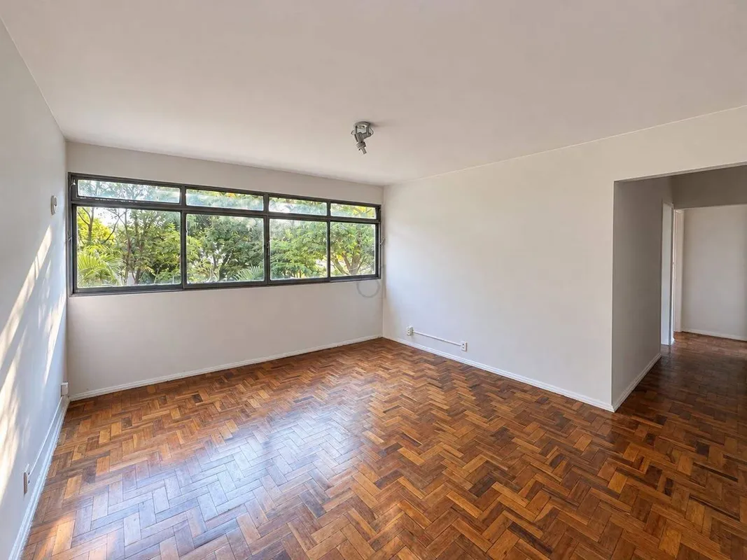 Apartamento original, vazado, com ventilação cruzada, e a sala ampla tem janelão...