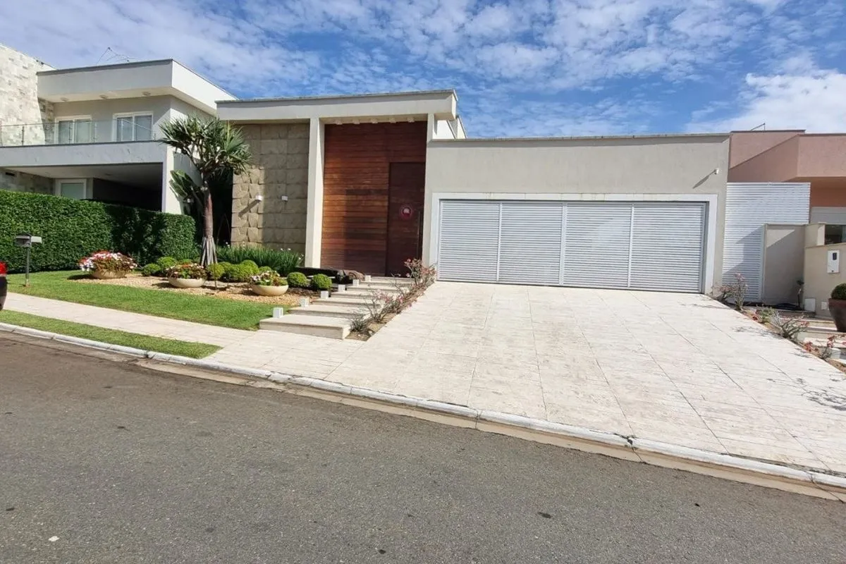 Casa à venda no Jardins Milão, em Goiânia, com 420 m² de área construída em um t...