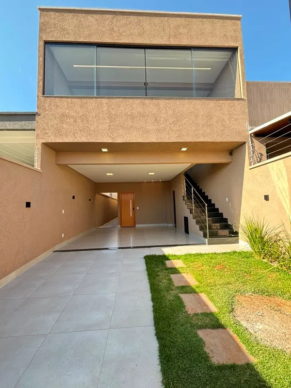 Sobrado à venda no Village Garavelo, em Aparecida de Goiânia, com 165 m² de área...