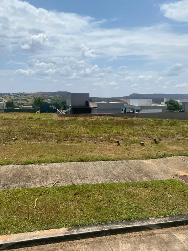 Lote residencial de 460 m², plano e com frente voltada para o pôr do sol, no Alp...