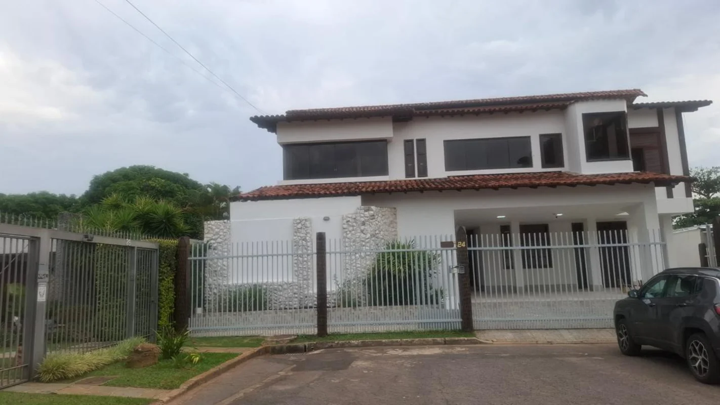 Imagine morar em um espaçoso sobrado no coração do Lago Sul, na SHIS QI 1, uma d...