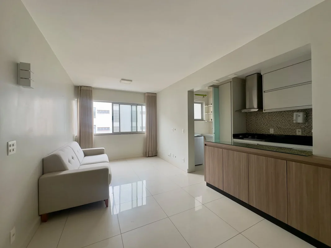 Seu novo lar na Asa Norte! Apartamento reformado, de canto e com excelente local...