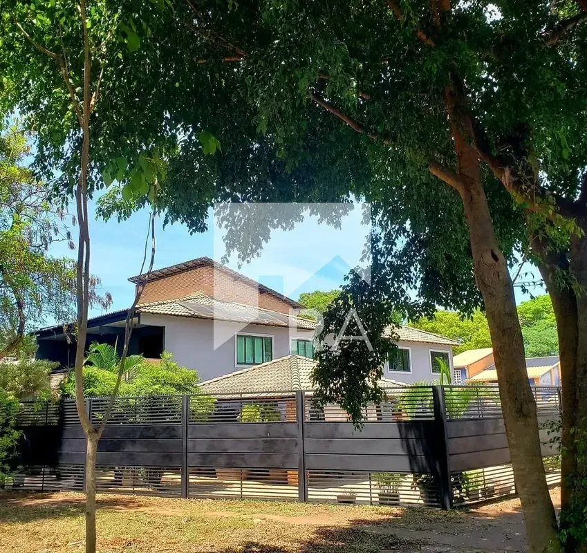 Desfrute do conforto e tranquilidade em uma charmosa casa de esquina na Asa Sul,...