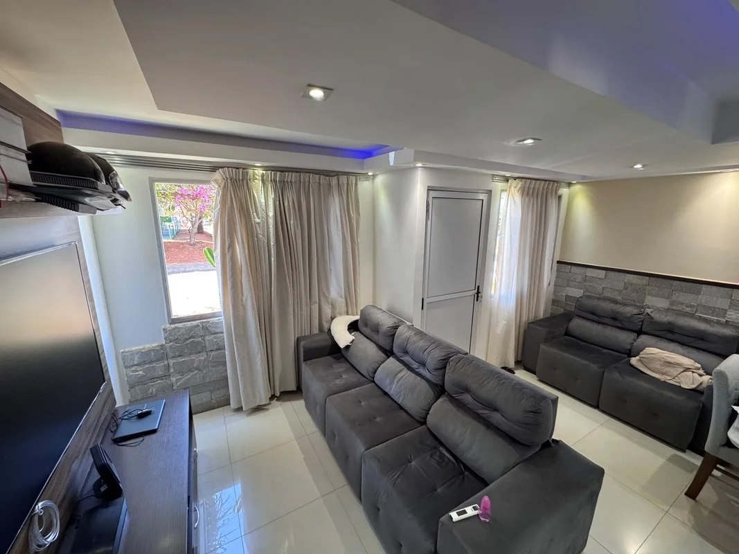 Casa reformada com 3 quartos, sala para 2 ambientes, cozinha com armários, area ...