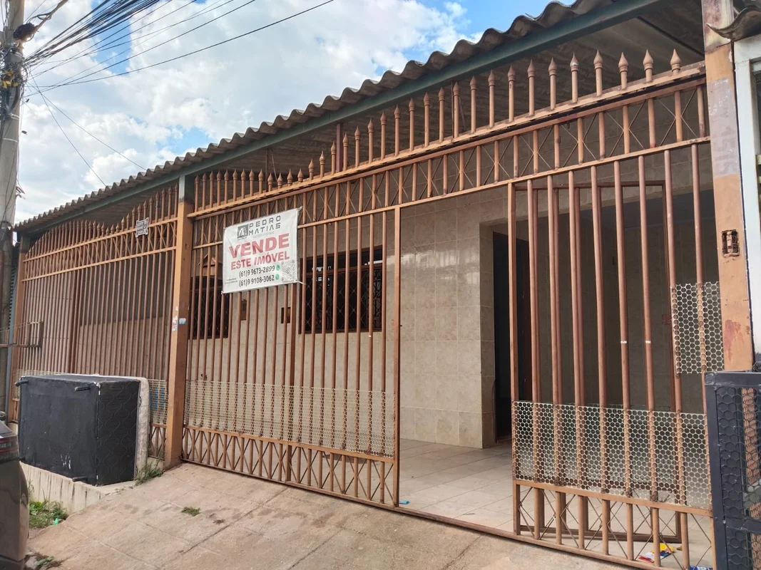 QNP 28 135M² CASA COM 4 QUARTOS SENDO UM COM SUITE 1 BANHERO. SALA COZINHA E ARE...