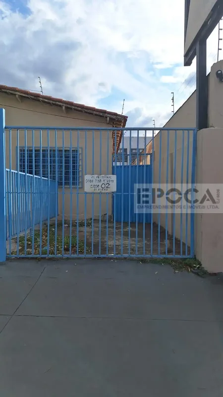CASA PARA LOCAÇÃOCasa nos fundos, composta por:- 02 quartos;- Sala;- 01 banheiro...