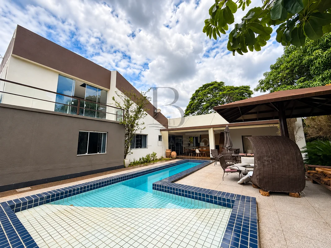 **SHIS QI 16 – Lago Sul**Casa com aproximadamente 450 m² de área construída, em ...