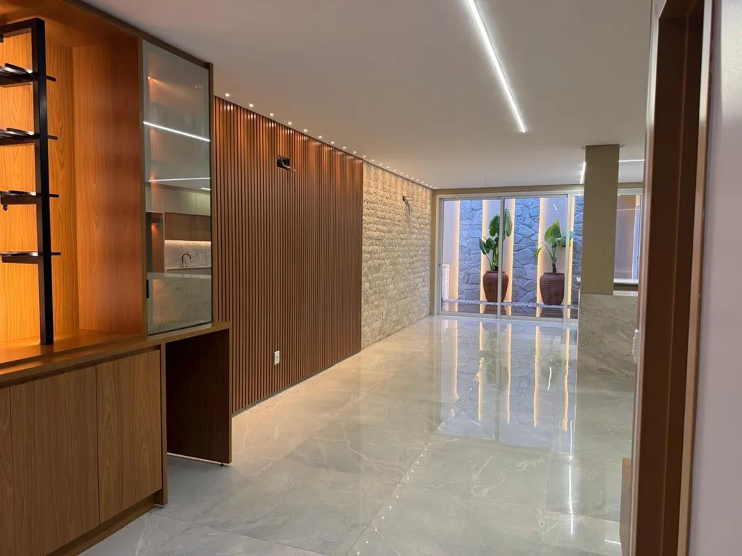 Sobrado de Alto Padrão à Venda Sobrado moderno com 196 m² de área construída, pr...