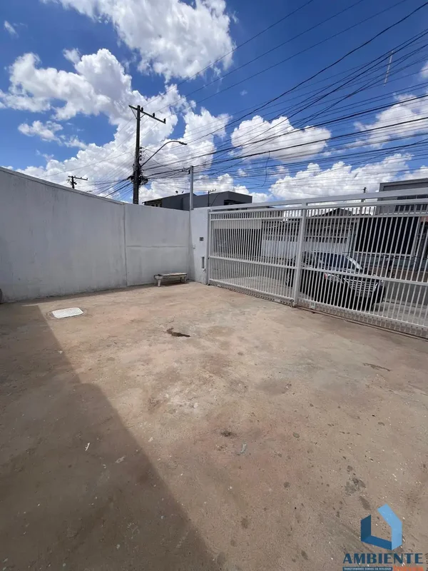 Imagine morar em uma casa recém reformada com estilo moderna de frente para a av...