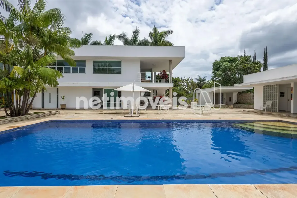 Esta magnífica residência de alto padrão une luxo, privacidade e elegância em um...